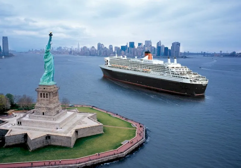 Du khách trên du thuyền có thể chiêm ngưỡng tượng nữ thần tự do và toàn cảnh New York