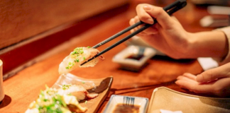 Du khách cần ghi nhớ những điều kiêng kỵ khi dùng đũa ở Nhật Bản