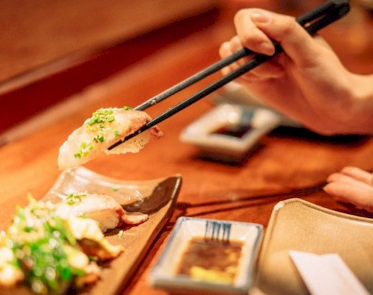 Du khách cần ghi nhớ những điều kiêng kỵ khi dùng đũa ở Nhật Bản
