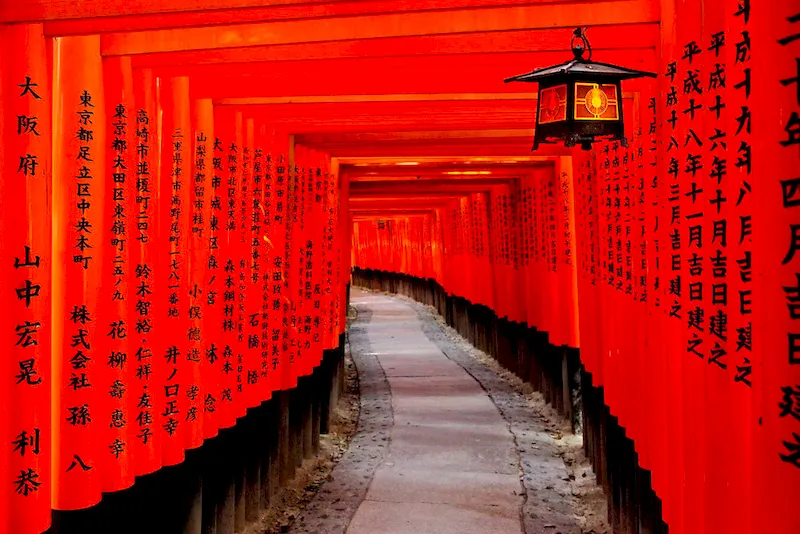 Fushimi Inari Shrine là góc chụp ảnh sống ảo không thể bỏ qua khi đặt vé máy bay đi Kyoto