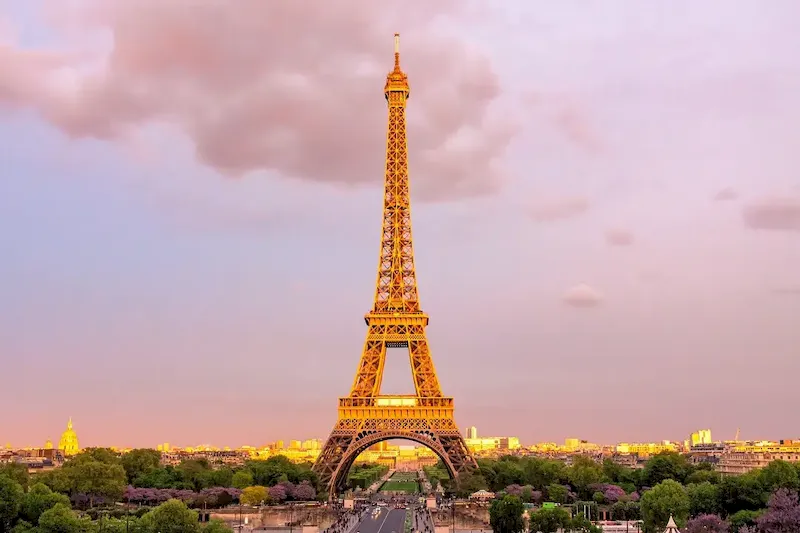 Biểu tượng Tháp Eiffel đã quá quen thuộc với mọi du khách khắp thế giới