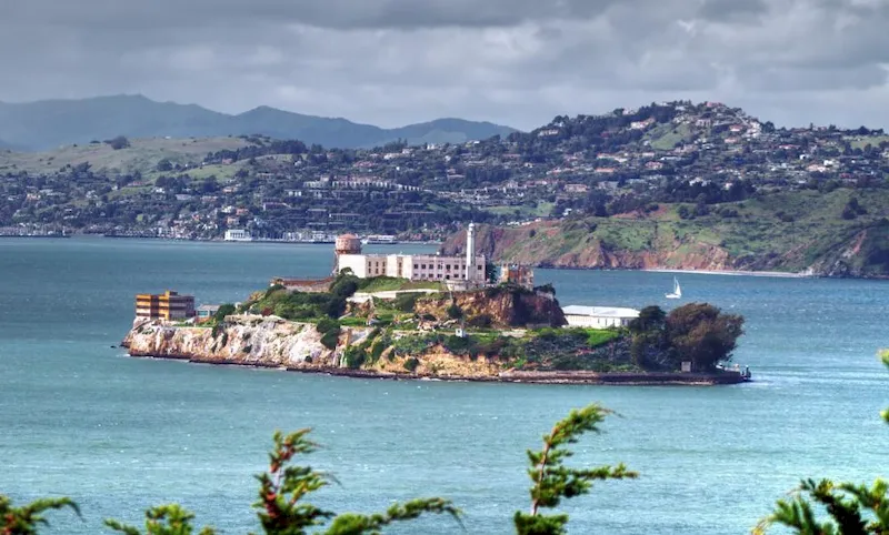 Đảo Alcatraz là địa điểm lịch sử khi du lịch San Francisco Mỹ