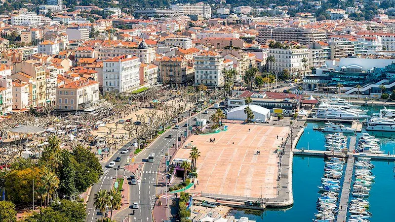 Cannes sở hữu những bãi biển sạch đẹp