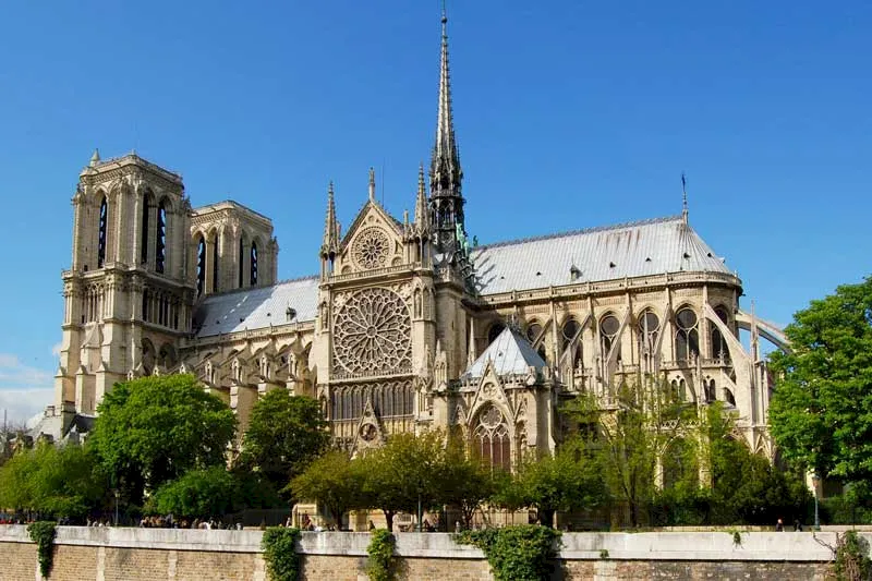 Nhà thờ Đức Bà Paris Pháp bên dòng sông Seine