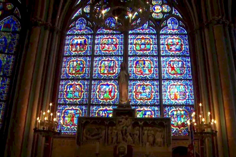 Những ô kính nhiều màu tại nhà thờ Đức Bà Notre Dame Paris
