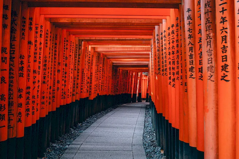 Đền Fushimi Inari-Taisha với hàng ngàn cánh cổng huyền thoại