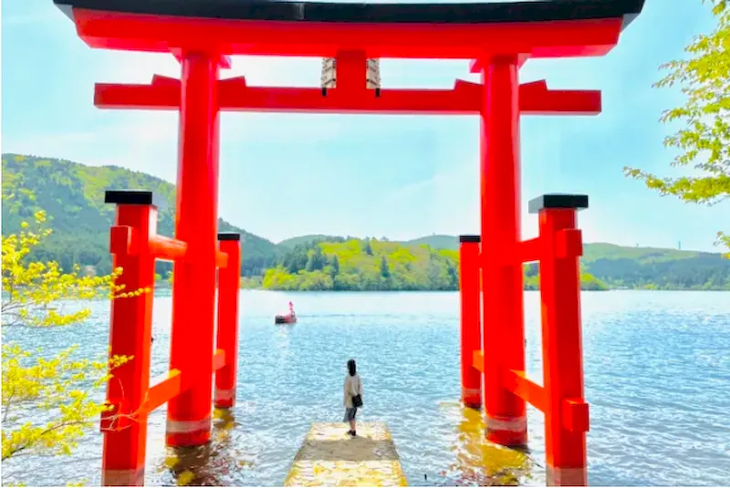 Cổng torii ở Hồ Ashi