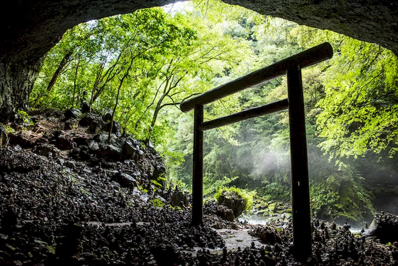 Cổng torii trong Hang động Đền Amano Iwato