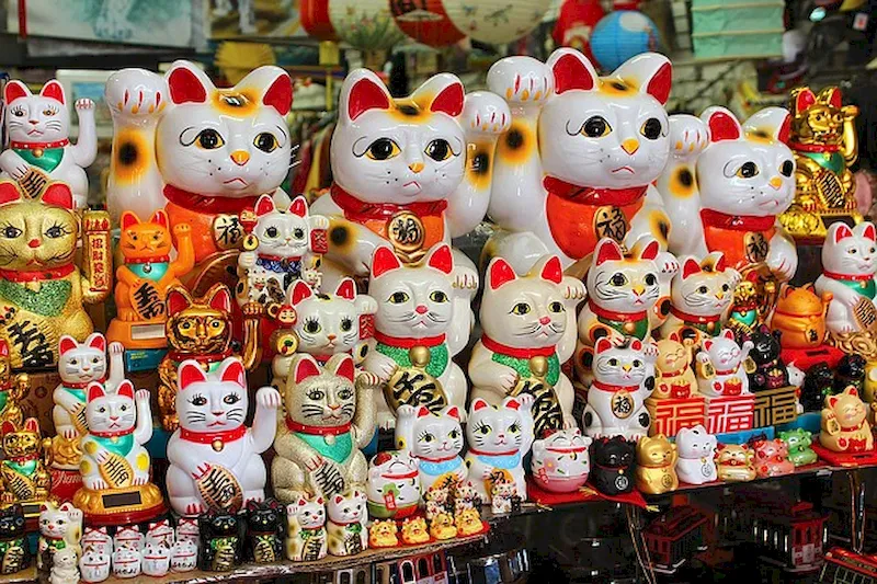 Tượng mèo vẫy tay mang lại may mắn ở Nhật Bản
